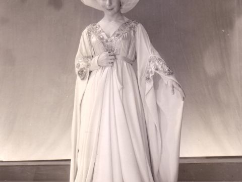 Beverley Bates as Princes Katharine in King Henry V, 1962